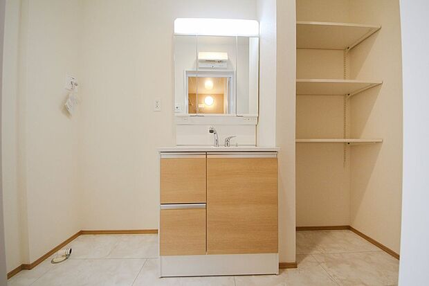 【洗面】(B号棟:洗面)タオルや洗濯用品などを収納できる稼働棚のある洗面所