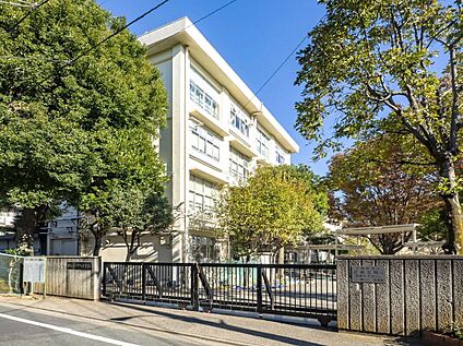 練馬区立仲町小学校 90m