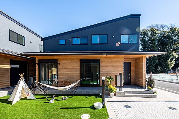 【建物プラン例　（外観写真）】【施工例住協建設】駐車スペース2台以上欲しい、庭が欲しい、ウッドデッキが欲しい等々、ご希望をお聞かせください♪
