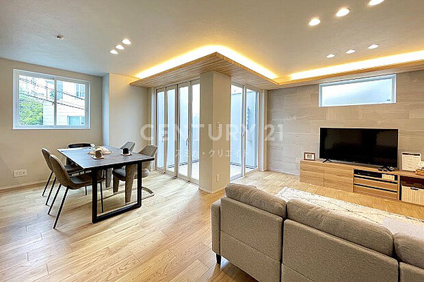 【リビングダイニングルーム】リビングからフラットにつながるウッドデッキバルコニー付き、空間に広がりをもたらします。