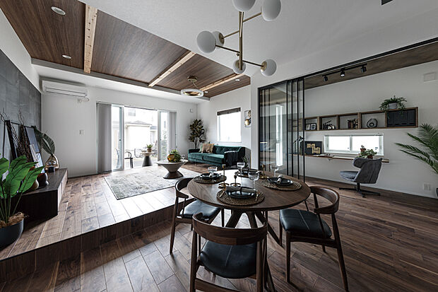 【日常的に圧倒的な美しさを纏う、ラウンジリビングの家】
木のぬくもりが空間全体をやさしく包み込むリビング。窓や照明から差し込むやさしい光が住まう人を癒します。「REASON」の知見と「THE PROVE」の美意識を融合した新たな価値を持つ美しくシンボリックな街をデザインしました。※モデルハウス7号棟(2025年10月撮影/販売済)