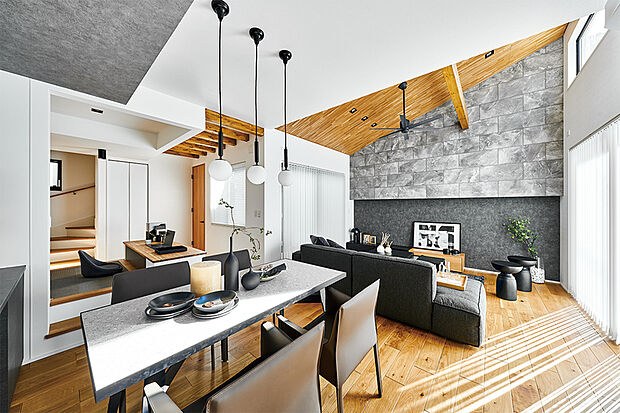 【家族の時間がゆったりと流れる住まい】
22帖超のゆとりある広さを確保したLDK。その魅力を余すことなく享受できるよう、+αの空間や個室を随所に設けました。/現地内観(2026年1月撮影)