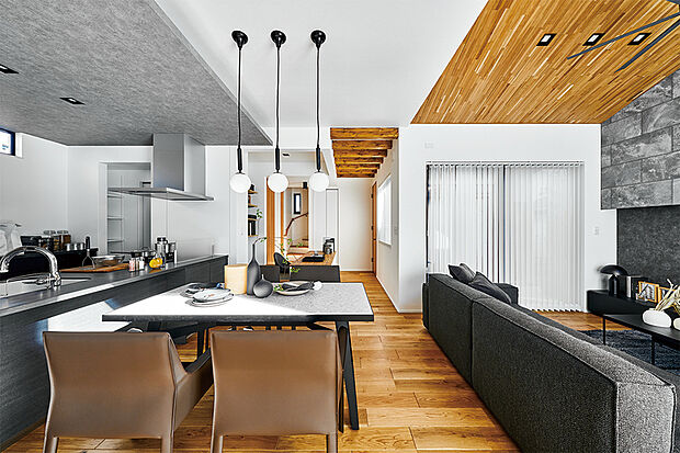 【心地よさへの配慮をちりばめたデザイン】
広さの中に優雅さを奏でる住まい。室内から広がる中庭の眺めにもこだわり、心地よさに満ちた「我が家の時間」を丁寧に紡ぎます。/現地内観(2026年1月撮影)