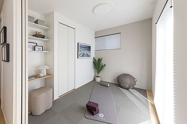 【FLEX ROOM】
やさしい肌触りのテキスタイルフロアが敷かれた部屋をリビングの隣にレイアウト。ライフスタイルに合わせて使用できるフレキシブルな空間です。※号棟により採用状況が異なります。