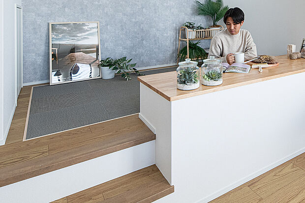 【STAGE LIVING】
リビングの一角を小上がりにした見晴らしのいいステージリビング。家族の気配を感じながら自分時間を楽しめます。※号棟により採用状況が異なります。