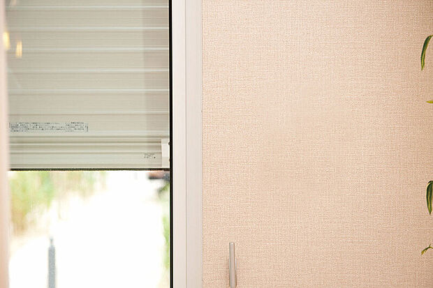 【【電動シャッター】】電動シャッターは、窓を開けずに開閉が可能なワンタッチ操作のリモコンタイプを採用しています。防犯対策とともに、雨風による汚れから窓を守ります。(※イメージ)