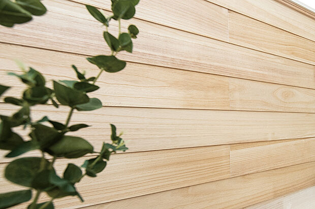 【【シルキーウッド】】木本来の美しい表情と優しい質感が魅力の無垢の桐壁。調湿効果があるので、より快適で過ごしやすい空間を創り上げます。※号棟により採用状況が異なります。