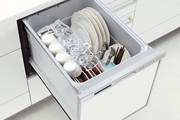 【【食器洗浄乾燥機】】食事の後片付けをサポートしてくれるビルトインタイプの食器洗浄乾燥機が標準装備。家事の時間短縮になるだけでなく、手洗いに比べて大幅に節水できる省エネタイプを採用しています。