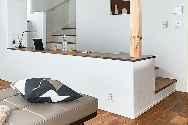 【【コミュニケーション育む段差空間】】段差でやわらかく区切られた空間は、家族の気配を感じながらも自分の時間を楽しめる個室感のある場所。読書や宿題にも活躍します。※号棟により採用状況が異なります。