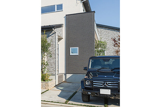 【【カースペース2台対応】】セカンドカーや来客用のカースペースとしても活用でき、快適なカーライフをサポートします。※一部号棟の採用。※駐車可能な車種には制限があります。