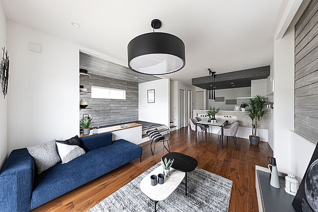 【【家族とゆるやかにつながる、段差空間のある家】】リビングの一角に設けた段差空間。壁がなく、家族の気配をいつも感じながら過ごせるあたたかな空間です。※モデルハウス4号棟(2025年10月撮影)