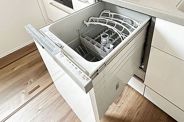 【【食器洗い乾燥機】】食事の後片付けをサポートしてくれるビルトインタイプの食器洗浄乾燥機が標準装備。家事の時間短縮になるだけでなく、手洗いに比べて大幅に節水できる省エネタイプを採用しています。
