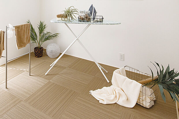 【【TEXTILE ROOM】】フローリングや畳とは風合いの異なる、柔らかなテキスタイルフロア敷きの空間。家事室や客間などライフスタイルに合わせて多彩な使い方が叶います。※号棟により採用状況が異なります。