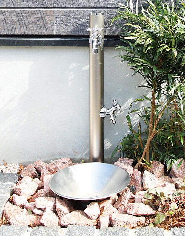 【【外水栓】】植栽への水やりや、ペットの足を洗ったり洗車にも利用できる外水栓を設置しました。おうち時間のさまざまなシーンで重宝します。
