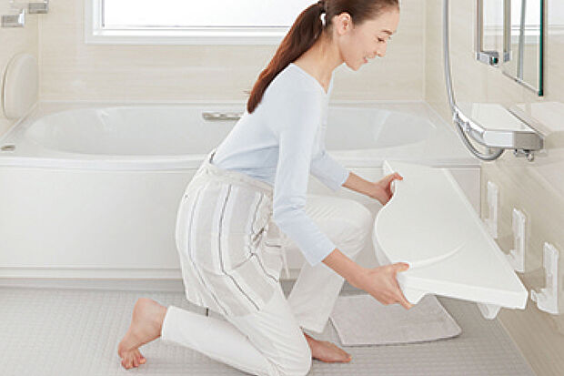 【【まる洗いカウンター】】浴室内の動線や水切れの良さ、清掃性など、機能性にも配慮したデザイン。カウンターはまるごと壁から外せるので、洗いにくいカウンター裏の壁や床もラクな姿勢で洗えます。たっぷり置けて、裏までキレイを保てます。