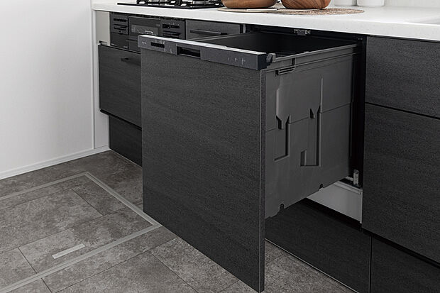 【【食器洗い乾燥機】】食事の後片付けをサポートしてくれるビルトインタイプの食器洗浄乾燥機が標準装備。家事の時間短縮になるだけでなく、手洗いに比べて大幅に節水できる省エネタイプを採用しています。