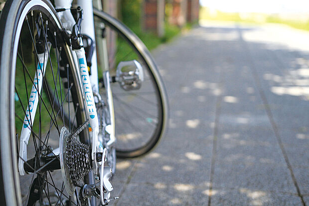 【【サイクルスペース】】日々の通勤や通学、お買い物など、アクティブな暮らしをサポートする自転車置場を確保しました。行動の幅が広がる便利な仕様です。