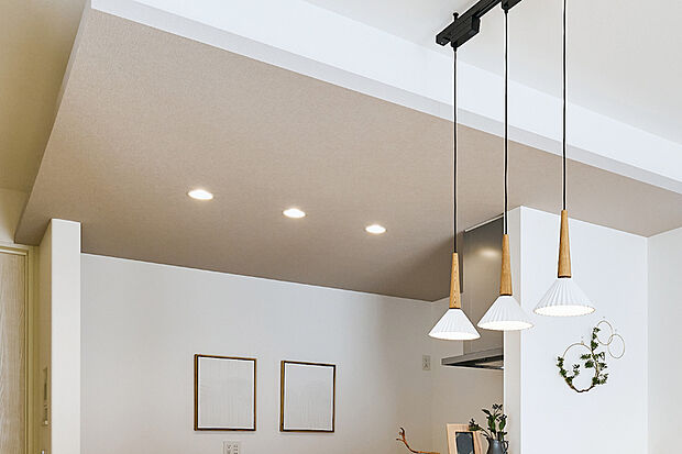 【【アクセントクロス】】キッチンの天井など、室内空間の随所に素材の質感と色合いにこだわったアクセントクロスを施しました。スタイリッシュな装いで住空間を飾ります。