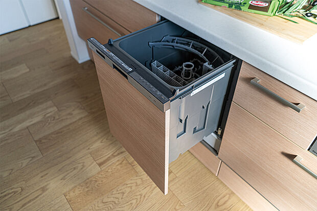 【【食器洗浄乾燥機】】食事の後片付けをサポートしてくれるビルトインタイプの食器洗浄乾燥機が標準装備。家事の時間短縮になるだけでなく、手洗いに比べて大幅に節水できる省エネタイプを採用しています。