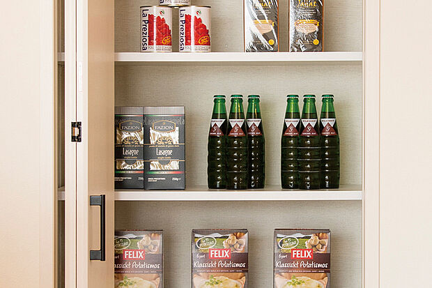 【【パントリー】】調味料や食材・飲料のストック、調理器具などを収納しておくことのできるパントリー。キッチン小物類で雑然としやすいキッチン廻りを、すっきり綺麗に見せることができます。