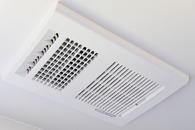 【【浴室暖房乾燥機】】1台で浴室暖房、衣類乾燥、換気、涼風と多機能付き。シチュエーションに応じて機能を使い分け、いつでも快適な空間を保ちます。