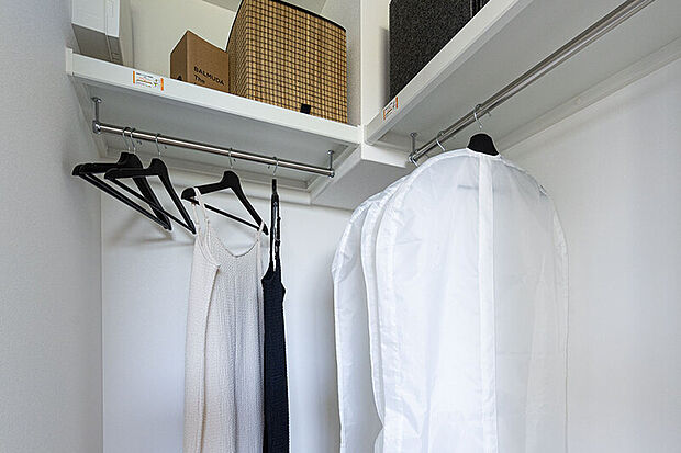 【【ウォークインクロゼット】】ご家族の衣類や季節ごとの物などをたっぷりと収納することのできるウォークインクローゼットをご用意しました。収納を充実させることで、スッキリとした空間でお過ごしいただけます。※号棟により採用状況が異なりま