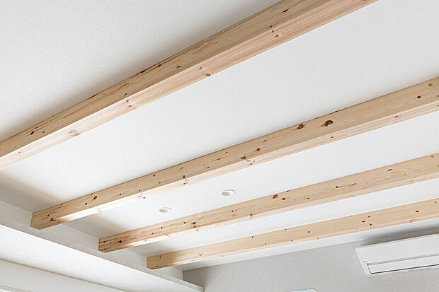 【【天井化粧梁】】木の風合いが特徴的な化粧梁を天井に施しました。空間のアクセントとなり、ナチュラルで落ち着いた空間を演出します。※号棟により採用状況が異なります。