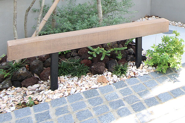 【【ビームベンチ】】植栽や天然石と馴染んでデザインのアクセントとなるアイテム。軽く腰掛けて住人同士の憩いの場としても活用できます。