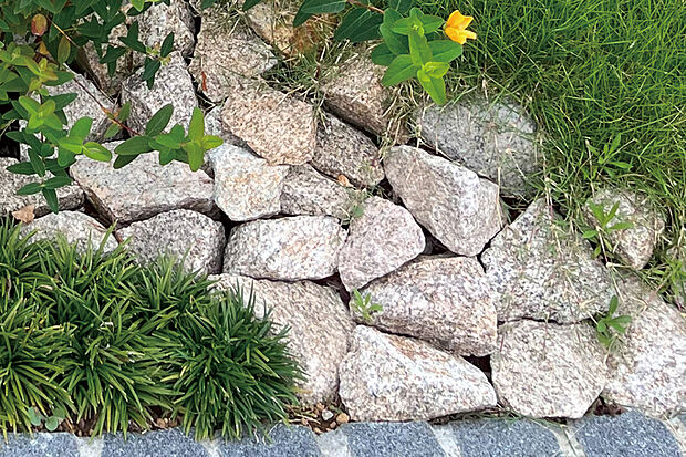 【【割砕石】】自然の岩石を粗削りに割り、外構の景観を立体的に彩る割砕石。外構空間を美しく彩りながらも、水はけが良い機能性も持ち合わせています。