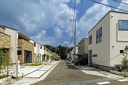 【整然としたデザインとスケール感が織りなす印象的な街並み】