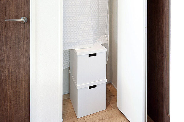 【【ホール収納】】様々な生活用品に掃除用具、新聞のストックなど、必要に応じてサッとしまえます。※号棟により採用状況が異なります。