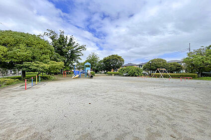 そよかぜ公園（現地より徒歩3分） 約180m