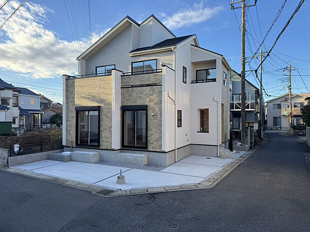 外観写真　【外観】東南角地に構え、モダンな外観デザインが街並みに映える邸宅。駐車スペース2台分で来客時も安心、快適な暮らしを支える設計。