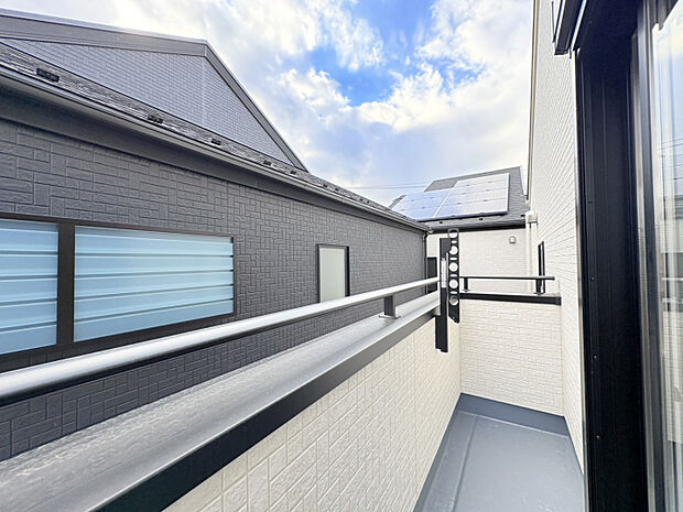 【1号棟】バルコニー　風通しが良く季節の風を感じられるバルコニー。気分転換にもぴったりの心地よいスペースです。