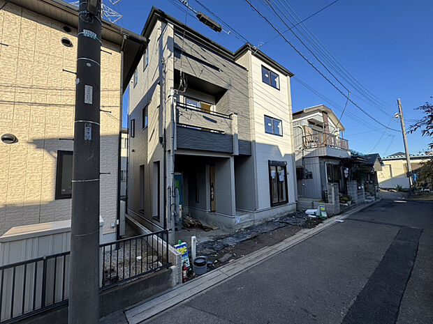 物件現地　日当たり良好な南道路で、リビングまでしっかり陽光が差し込みます。