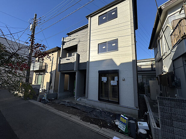 物件現地　掃除や洗車の為に、立水栓を道路近くに設計しました。