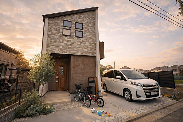 【外観】（※車、自転車、一部外構をCGで加工しています。） 　低層住宅が整う古千谷本町3丁目の街並みに調和する外観デザイン。住環境の質を映すような、落ち着きと品のある佇まいが印象的です。