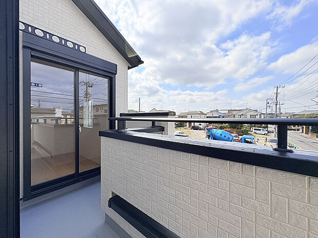 【【バルコニー】】主寝室側と居室側で使い分けできるダブルバルコニー。洗濯用とサブ用を分けられ、家事動線が重ならず、生活に余裕が生まれます。