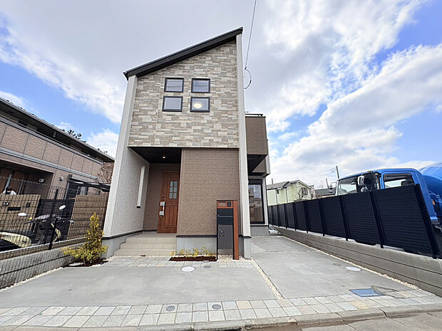 【【外観】】前面道路は西側約8.5mの幅員で、広めながら車通りの少ない為駐車が苦手でも安心です。