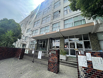 伊興中学校 451m