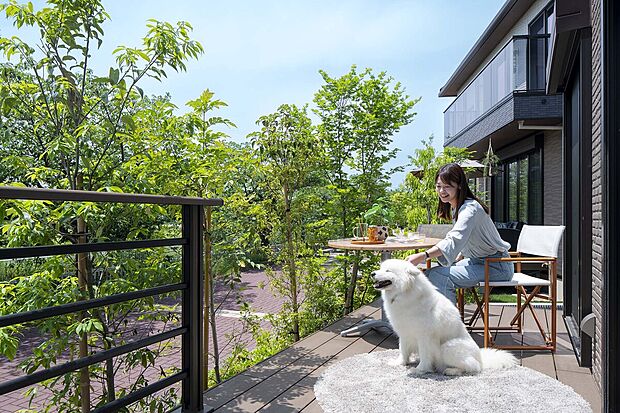 ウッドデッキ全棟採用。ウッドデッキのあるお庭でペットと一緒に過ごせます。
