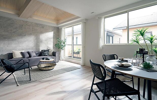 吹抜や開口部が明るく開放的な空間を演出する広々としたLDK。