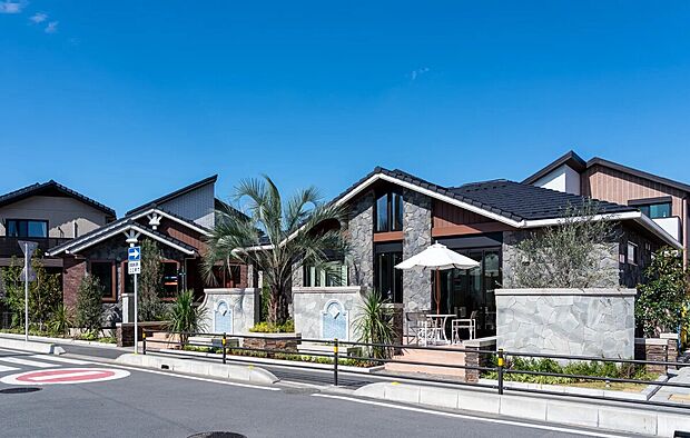 街の中心には大きなココスヤシが特徴的なクラブハウスを建設。ご近所さんとのパーティや、個室でワークタイムなど、用途によって使い分けができる2つのゾーンをご用意。
