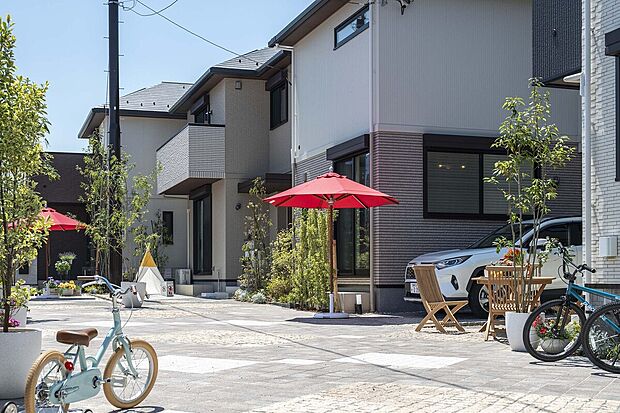 デザイン舗装されたアプローチ空間