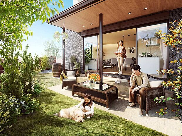 青々とした芝生が広がる屋根付きの広いテラスで、ガーデンチェアに腰掛けてコーヒーを味わったり、友人とバーベキューを楽しめる広い庭がある邸宅。(外観完成予想CG)