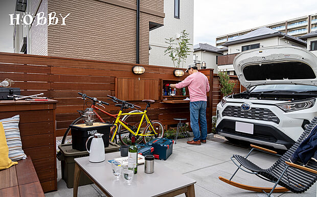 【趣味を存分に楽しめる「カースペース」】駐車スペースとしてはもちろん、クルマやマウンテンバイクのメンテナンスや、おうちキャンプを楽しんだりマルチに活用できる空間です。