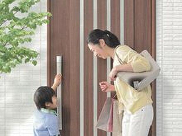 【先進の電子錠「ラ・ロックII」】自動車のドアハンドル技術を応用した電子錠「ラ・ロックII」。キーを携帯していれば、ハンドルのタッチセンサー部分に触れるだけで施錠、解錠が可能です。ドア一体型のスマートなデザインで、両手に荷物を持って外出、帰宅する時などに大変便利です。
(参考写真）