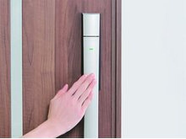 【先進の電子錠「ラ・ロックII」】自動車のドアハンドル技術を応用した電子錠「ラ・ロックII」。キーを携帯していれば、ハンドルのタッチセンサー部分に触れるだけで施錠、解錠が可能です。ドア一体型のスマートなデザインで、両手に荷物を持って外出、帰宅する時などに大変便利です。
(参考写真)