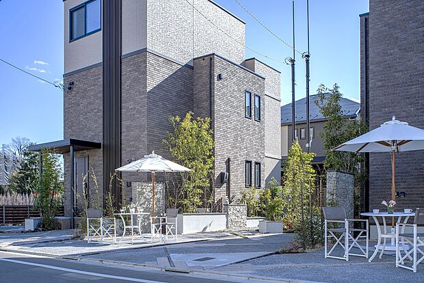 【現地外観】デザイン外構や植栽、自然石などの温もりある素材が、趣きのあるファサードを演出しています。