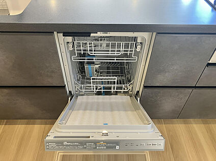 出し入れしやすい大容量のフロントオープン食器洗い乾燥機66L